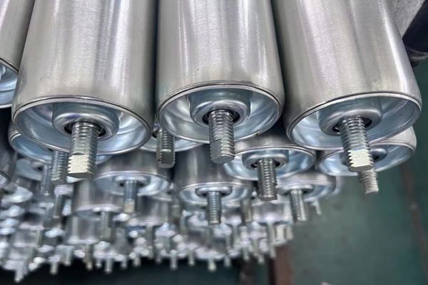 Non-powered rollers for gravity roller conveyor